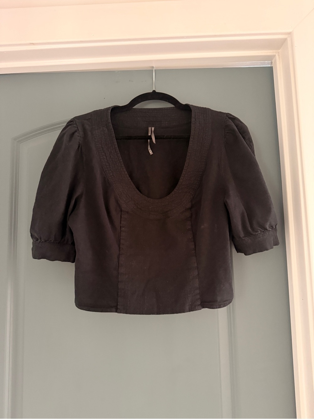 Anthropologie Women’s Black Scoop Neck Puff Sleeve Cropped Top Sz L